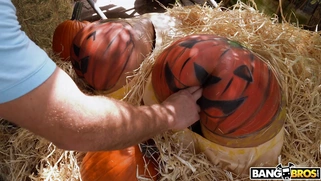 Rose Monroe and Valentina Jewels get fucked by Jmac