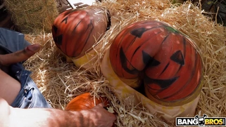 Rose Monroe and Valentina Jewels get fucked by Jmac