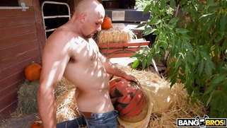 Rose Monroe and Valentina Jewels get fucked by Jmac