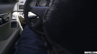 Amateur Anne Amari is sucking cock in the car