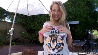 100% natural girl Carter Cruise showing off her goods by the pool