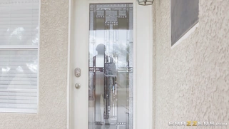 Kendra Lust met the delivery man Johnny Sins