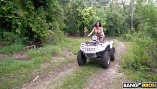 Kendra Lust shows off her amazing ass outdoors