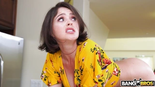 Krissy Lynn gets her pussy drilled by the fucking machine