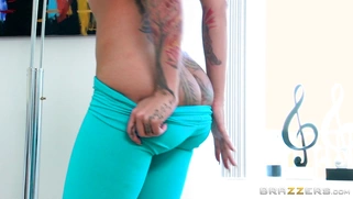 Bella Bellz taking some photos of her big ass on iPhone