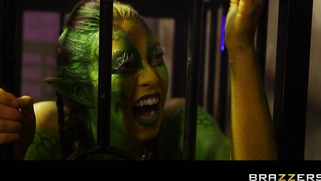 Horny alien Tiffany Doll and the collector Eva Parcker sucking Danny's shlong