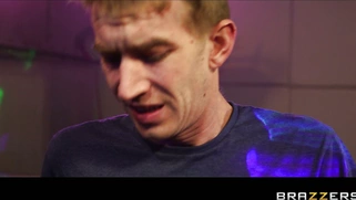 Horny alien Tiffany Doll and the collector Eva Parcker sucking Danny's shlong