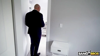 Gabbie Carter fucks Gabbie Carter's pussy with the drilling machine