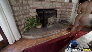 Naked Antonella La Sirena is cleaning the house