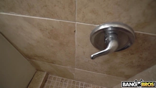 Latina maid Tia Cyrus is cleaning the house