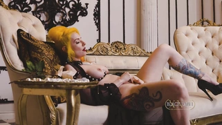 Una Solitaire in sexy lingerie and high heels is masturbating