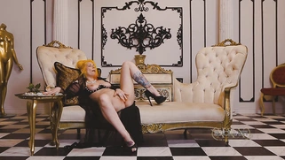 Una Solitaire in sexy lingerie and high heels is masturbating