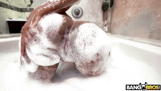 Tori Montana shows off her beautiful ass in the bathtub