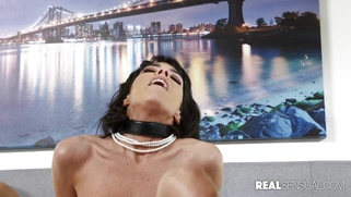 All natural Vera King slides her pussy on the stiff dick