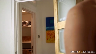 Gold-painted bitch Erica Fontes giving agent Ryan Ryder a nice blowjob