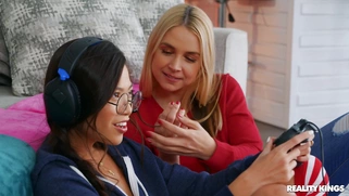 Sarah Vandella is licking Vina Sky's pussy