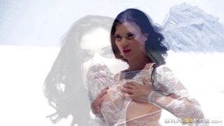 Busty British angel Jasmine Jae reveals her heavenly body