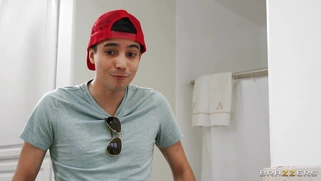 MILF Jayden Starr guzzles Ricky Spanish's cock