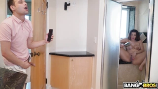 Valentina Jewels is playing with her pussy in the shower