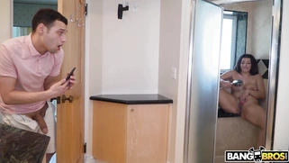 Valentina Jewels is playing with her pussy in the shower