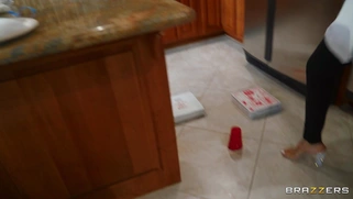 Luna Star sat on Abella Danger's face and got her slit tongued