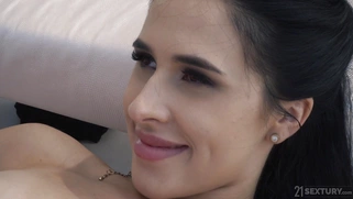 All natural Alyssia Bounty gets her asshole drilled