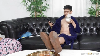 Latina Canela Skin gives blowjob to Jordi