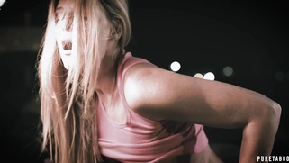 India Summer shakes her ass on the hard dick