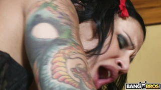 Regan Reese gets her pussy fucked through the ripped pantyhose