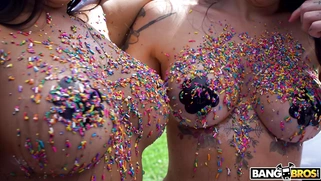 Rose Monroe and Lilith Morningstar flaunt their big asses outdoors