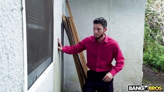 Busty mom Joslyn James takes the shower