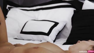 Zoey Taylor and Amber Ivy are kissing