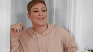 Daizy Cooper in glasses is dildoing her pussy