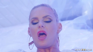 MILF Phoenix Marie is playing with the dildo