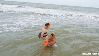 Lola Emme is sucking Jordi's cock in the ocean