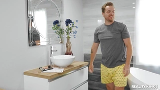 Alyx Star gets her pussy fucked by Kyle Mason standing