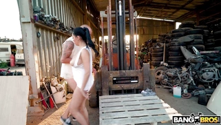 Sapphire Lapiedra gets jizz load in her mouth after pussy fucking