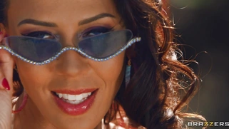 MILF Rachel Starr is posing outdoors