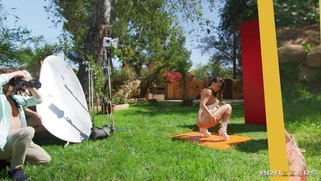 MILF Rachel Starr is posing outdoors