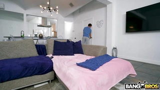 Lolly Dames is taking the shower in the bathtub