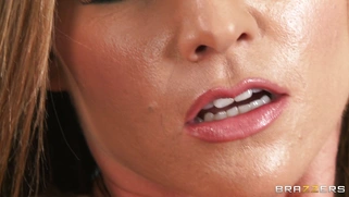 Busty hottie Brianna Brooks masturbating solo