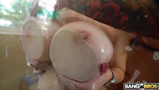 Casca Akashova and Blondie Bombshell take the shower