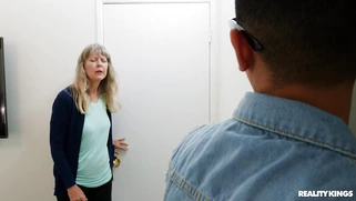 Ebony Daizy Cooper bounces her ass on the white dick