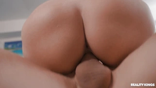 Samantha Sparkle shakes her ass on hard prick