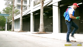 Sean caught 4 new picahoes and choosed the best twerker Kelsi Monroe