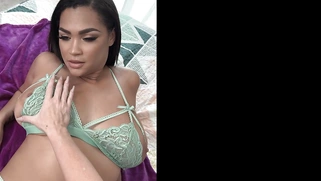 Ashlyn Peaks gets her pussy licked by Jennifer White