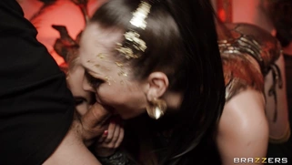 Slimthick Vic and Charlotte Sins are sucking Small Hands' cock