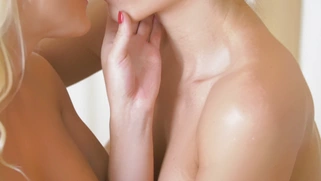 Blondes Vera Wonder and Rossella Visconti play lesbo games