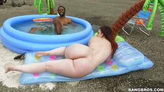 Virgo Peridot gets her enormous butt worshipped on the rooftop