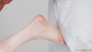 Melody Marks gets massaged by Alex Jones